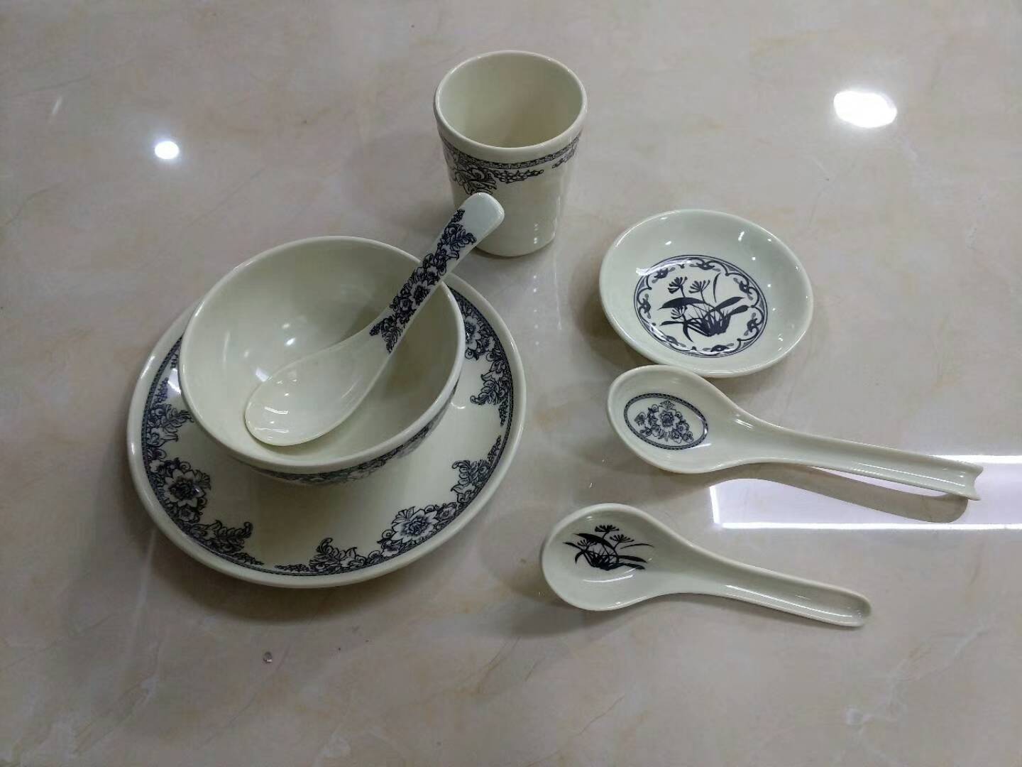Melamine tableware should be replaced when there is a crack